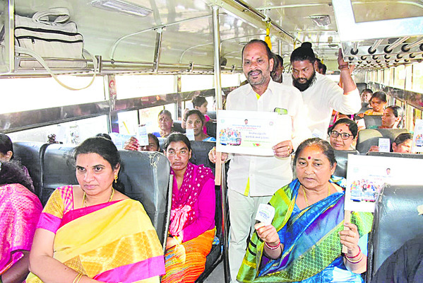 బస్సులో ప్రయాణిస్తున్న
ఆర్‌ఎం ప్రభులత, నిర్మలారెడ్డి2