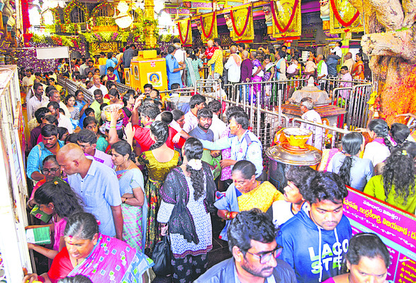 ఆలయం ముఖమండపంలో భక్తుల రద్దీ 1