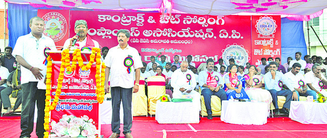 సభలో మాట్లాడుతున్న ఏపీ జేఏసీ అమరావతి చైర్మన్ బొప్పరాజు వెంకటేశ్వర్లు1