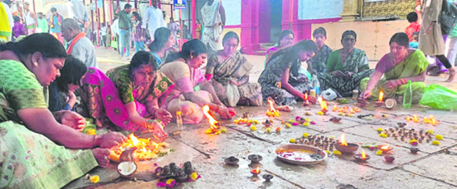దీపాలను వెలిగిస్తున్న భక్తులు1