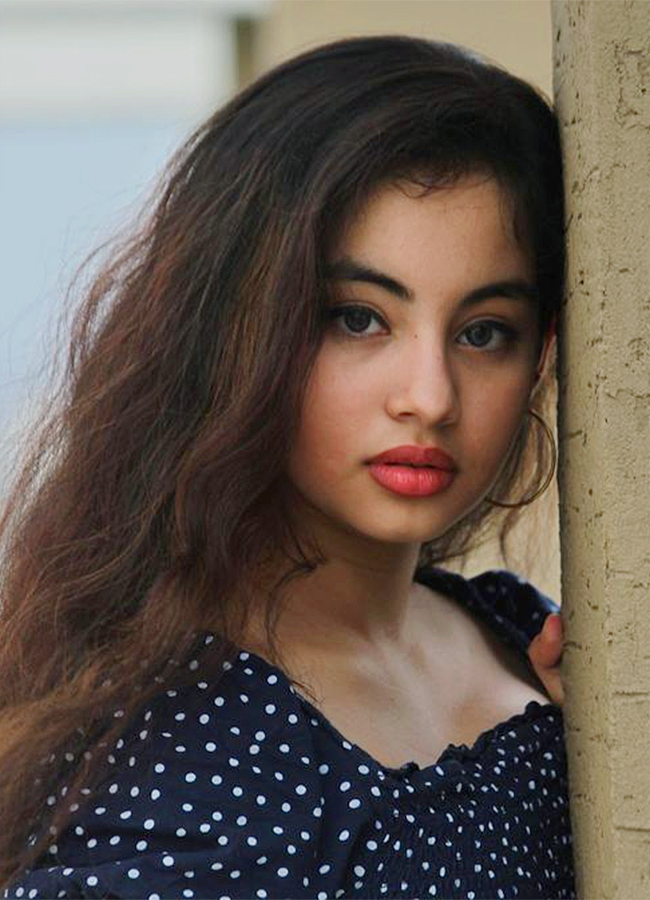 Shriya Reddy Kontham Looks then and now Pics - Sakshi5