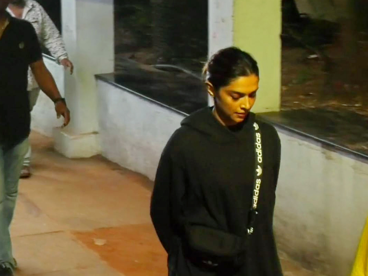 Deepika Padukone Walking to Tirumala with Anisha Padukone Photos - Sakshi8