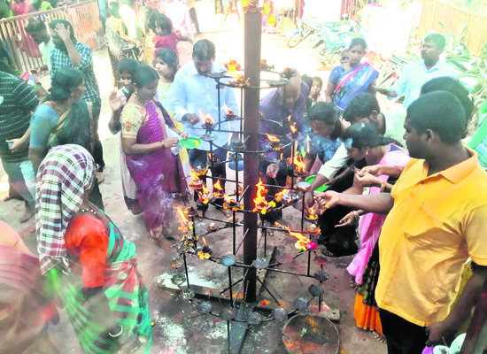 రాజగోపురం వద్ద దీపాలు వెలిగిస్తున్న భక్తులు 1