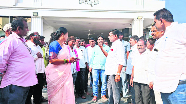 బీఆర్ఎస్ శ్రేణులతో సమాలోచనలు చేస్తున్న పుట్ట మధు
2