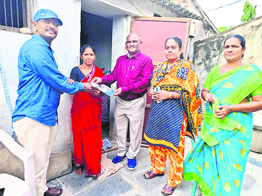 ఏడుగుండ్లపాడు గ్రామంలో పెన్షన్ పంపిణీ చేస్తున్న డీఆర్డీఏ పీడీ రవికుమార్1