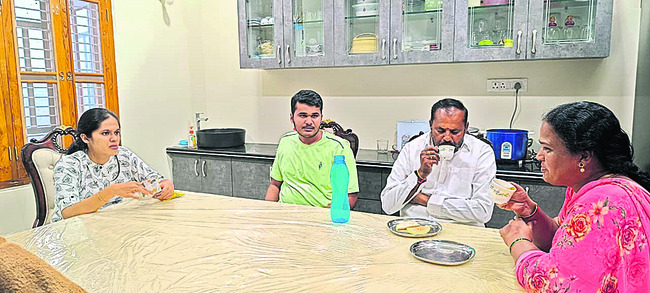 కుటుంబసభ్యులతో కలిసి
టీ తాగుతున్న విజయరమణారావు
1