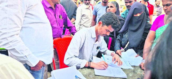 కనెక్షన్ల కోసం పేర్లు రాసుకుంటున్న ప్రైవేట్‌ వ్యక్తి 1