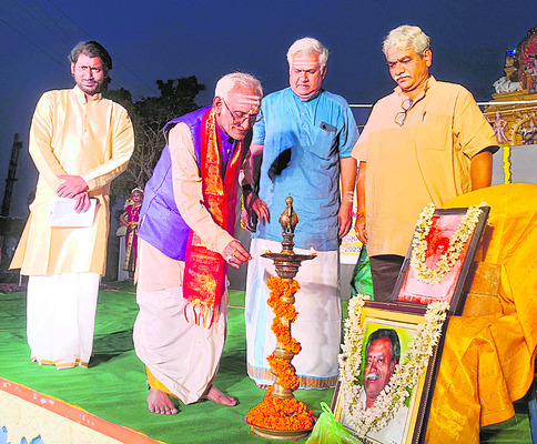 జ్యోతి ప్రజ్వలన చేస్తున్న అతిథులు 1