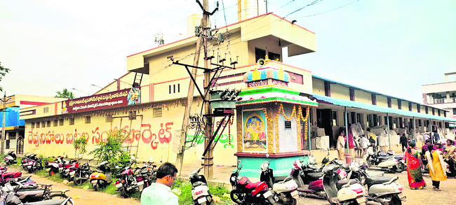 పాలకొల్లులోని ఫ్రైడే సంత మార్కెట్ ప్రాంగణం
1