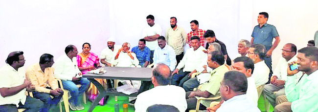 కార్యకర్తలతో మాట్లాడుతున్న ఎమ్మెల్సీ జీవన్‌రెడ్డి
1