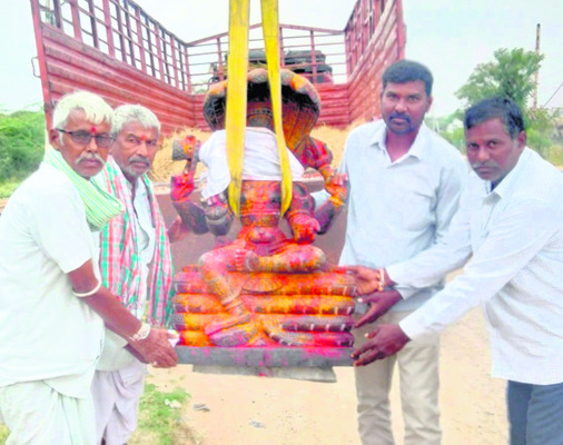 విగ్రహాన్ని తీసుకొస్తున్న సభ్యులు1