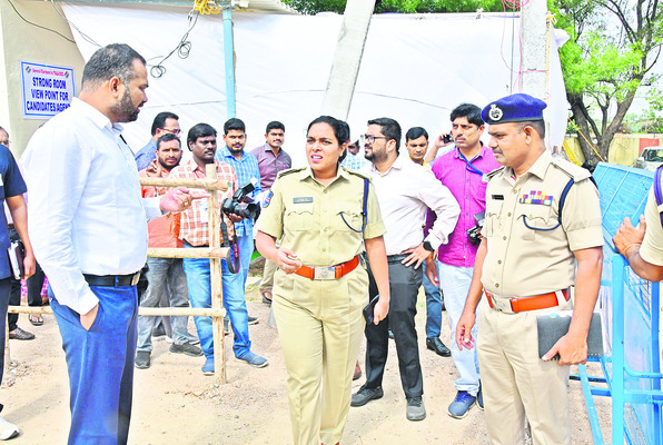 కౌంటింగ్ కేంద్రాన్ని పరిశీలిస్తున్న
కలెక్టర్ కర్ణన్, ఎస్పీ అపూర్వరావు1