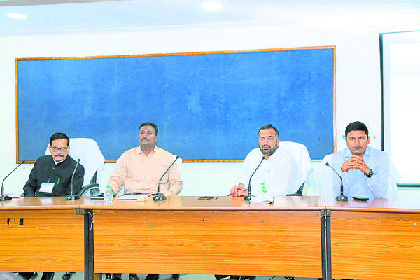సమావేశంలో మాట్లాడుతున్న కలెక్టర్‌ కర్ణన్‌
1