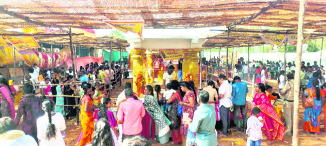 స్వామివారి దర్శనం కోసం బారులు తీరిన భక్తులు2