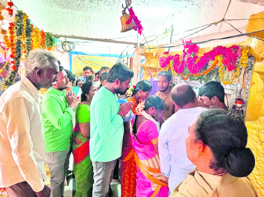 స్వామివారికి మొక్కులు చెల్లిస్తున్న భక్తులు4