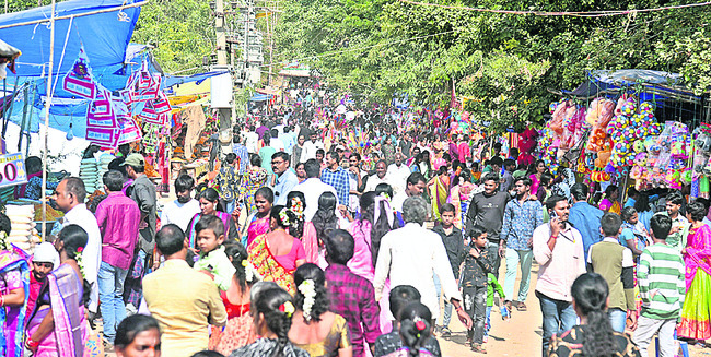 నృసింహుని జాతరలో భక్తుల కోలాహలం1