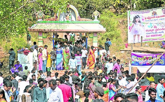 మూలవిరాట్టు దర్శనం కోసం గుట్టపైకి వెళ్తూ..3
