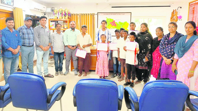 క్రీడల్లో రాణించిన విద్యార్థులను అభినందిస్తున్న పీవో1