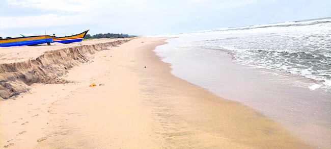 రాజయ్యపేట వద్ద కోతకు గురైన తీరం4