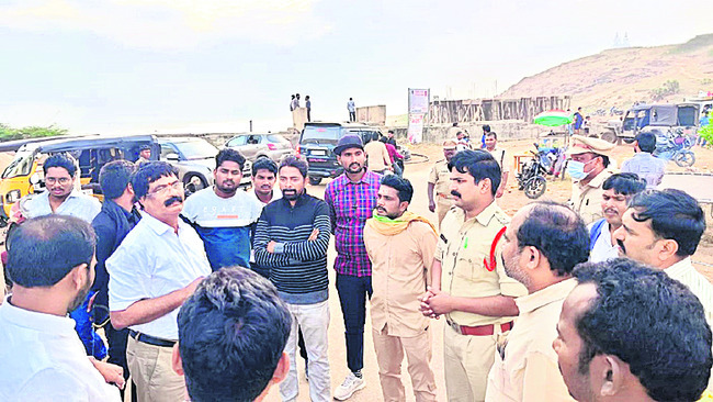 రేవుపోలవరంలో మత్స్యకారులతో
మాట్లాడుతున్న ఆర్డీవో 3