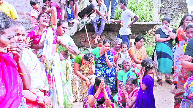 రోదిస్తున్న మృతుని భార్య, కుటుంబసభ్యులు 1