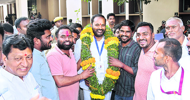 వియజరమణారావును సన్మానిస్తున్న నేతలు1