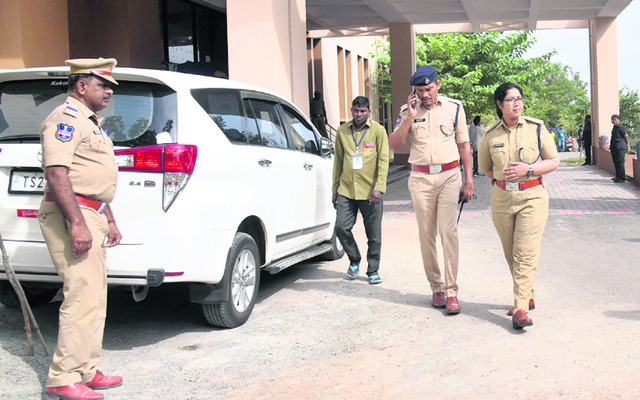 బందోబస్తు పర్యవేక్షిస్తున్న డీసీపీ చేతన3