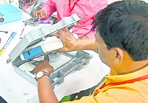 ఈవీఎం తెరుస్తున్న అధికారులు2