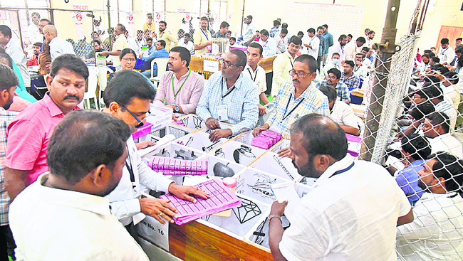జేఎన్టీయూలో పోస్టల్ బ్యాలెట్ ఓట్ల లెక్కింపు1