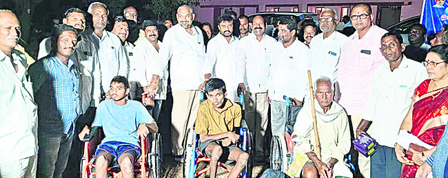 ట్రై సైకిళ్లు పంపిణీ చేస్తున్న ఎంపీ బెల్లాన, ఎమ్మెల్సీ విక్రాంత్‌, ఎమ్మెల్యే జోగులు2