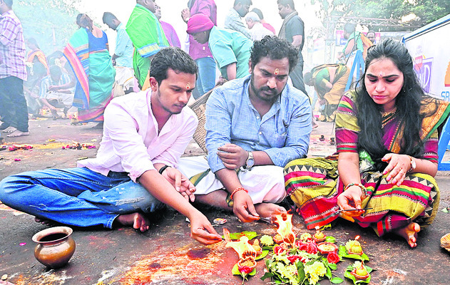 కార్తీక దీపాలను వెలిగిస్తున్న భక్తులు  
1