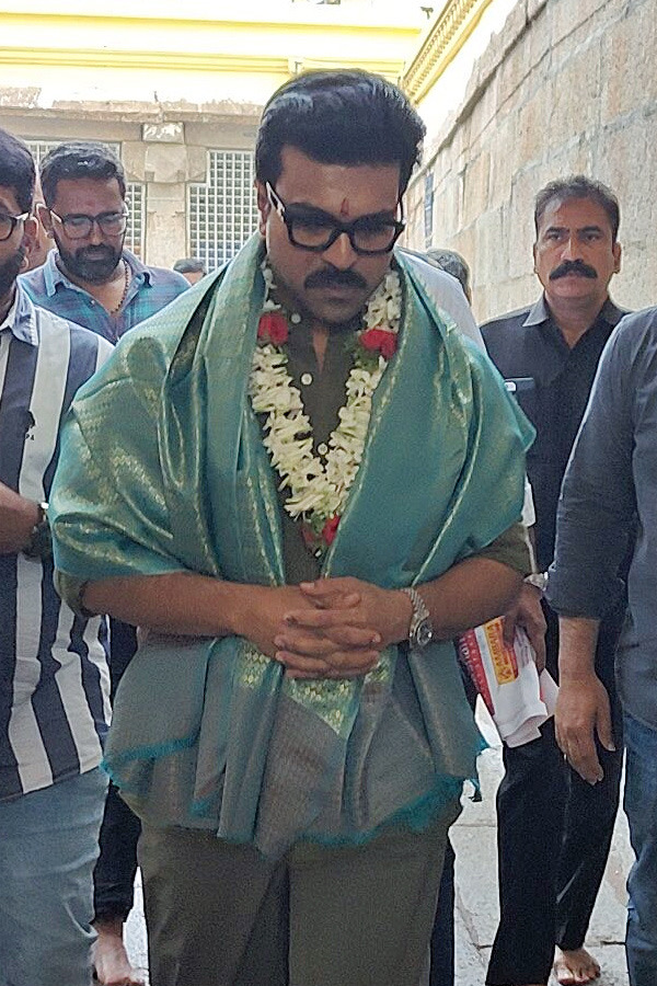 Rahul Dravid And Ram Charan Visit Chamundeshwari Temple Photos - Sakshi4