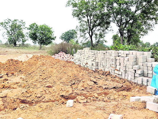 కత్తెరశాల రోడ్డులో చేపట్టిన అక్రమ నిర్మాణం1