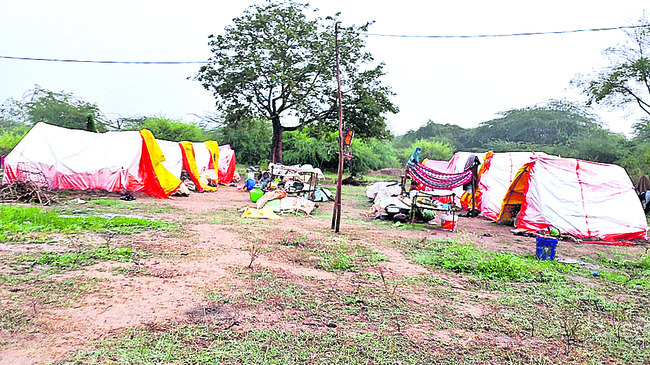 జన్కాపూర్లో కూలీలు వేసుకున్న గుడారాలు
1