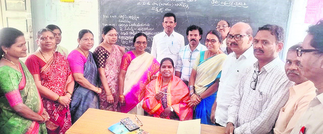 స్కూల్కాంప్లెక్స్ హెచ్ఎంను సత్కరిస్తున్న ఉపాధ్యాయులు 1