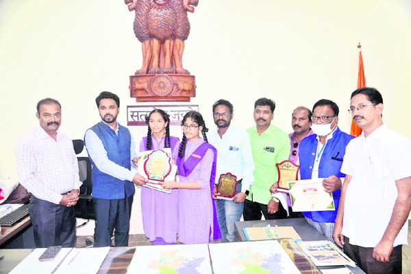 విద్యార్థులను అభినందిస్తున్న కలెక్టర్ 2