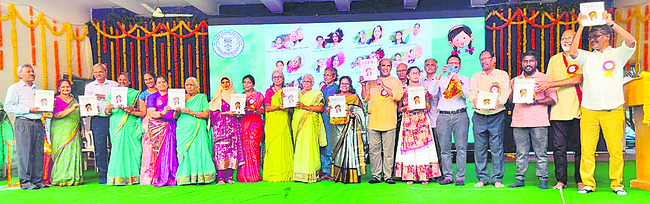  షీరోస్‌ పుస్తకాన్ని ఆవిష్కరిస్తున్న మంగాదేవి, విద్యాసాగర్‌ తదితరులు 2