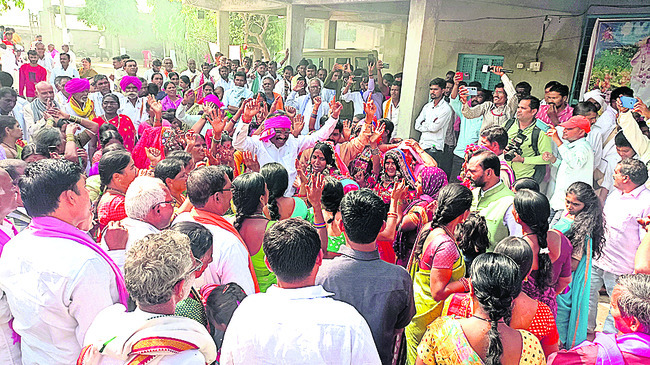 దీక్షభూమి వద్ద నృత్యం చేస్తున్న జెడ్పీచైర్మన్‌
2