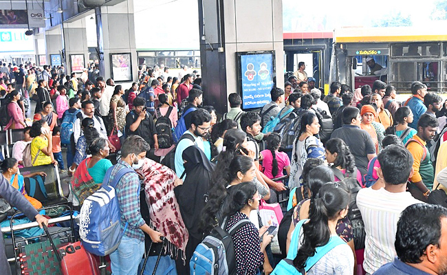 Huge Crowd At Bus Stand And Railway Stations Photos - Sakshi16