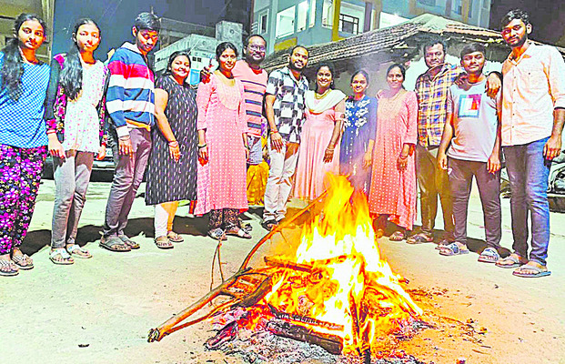 చేగుంట హనుమాన్ వీధిలో బోగి మంటలు వేస్తున్న యువతీయువకులు 7