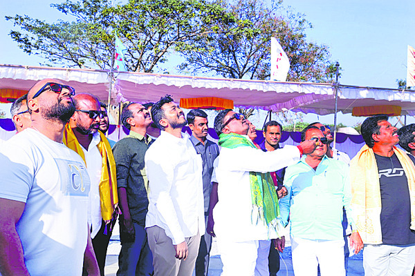 పటాన్చెరుటౌన్ : పతంగి ఎగురవేస్తున్న ఎమ్మెల్యే మహిపాల్ రెడ్డి,2