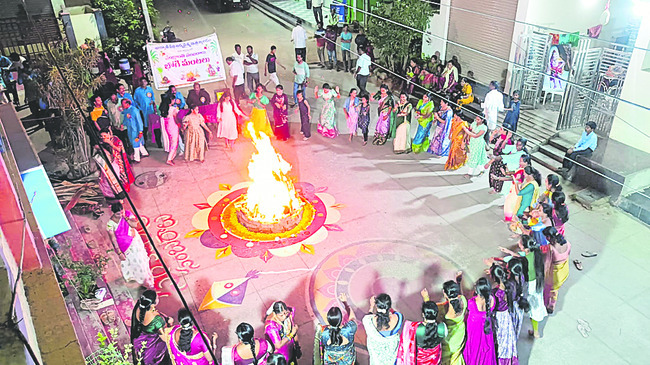 సిద్దిపేట పట్టణంలో బోగి మంటలు ఆడుతున్న మహిళలు1