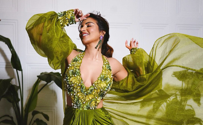 Shama Sikander Stuns In Green Glam Photos - Sakshi1