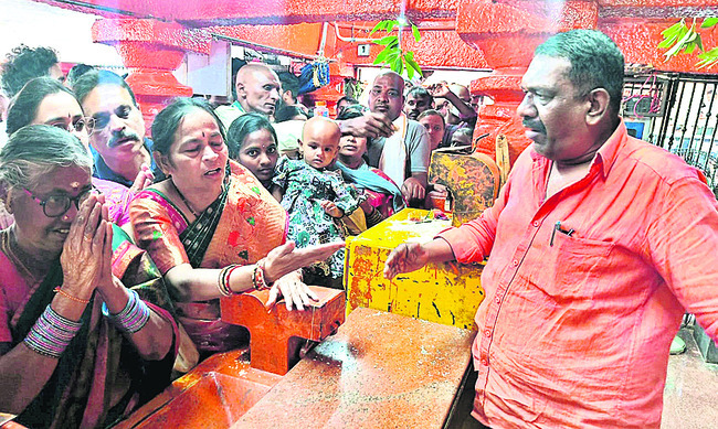 అంజన్నకు మొక్కులు చెల్లించుకుంటున్న భక్తులు3