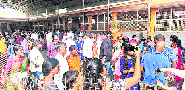 కొండగట్టు ఆలయంలో భక్తులు1