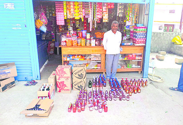 దుకాణంలో పట్టుబడిన మద్యం బాటిళ్లు 1