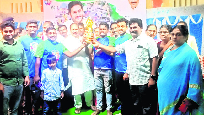 క్రికెట్‌లో విజేత జట్టుకు బహుమతి షీల్డ్‌ అందిస్తున్న మంత్రి కొట్టు సత్యనారాయణ 
1