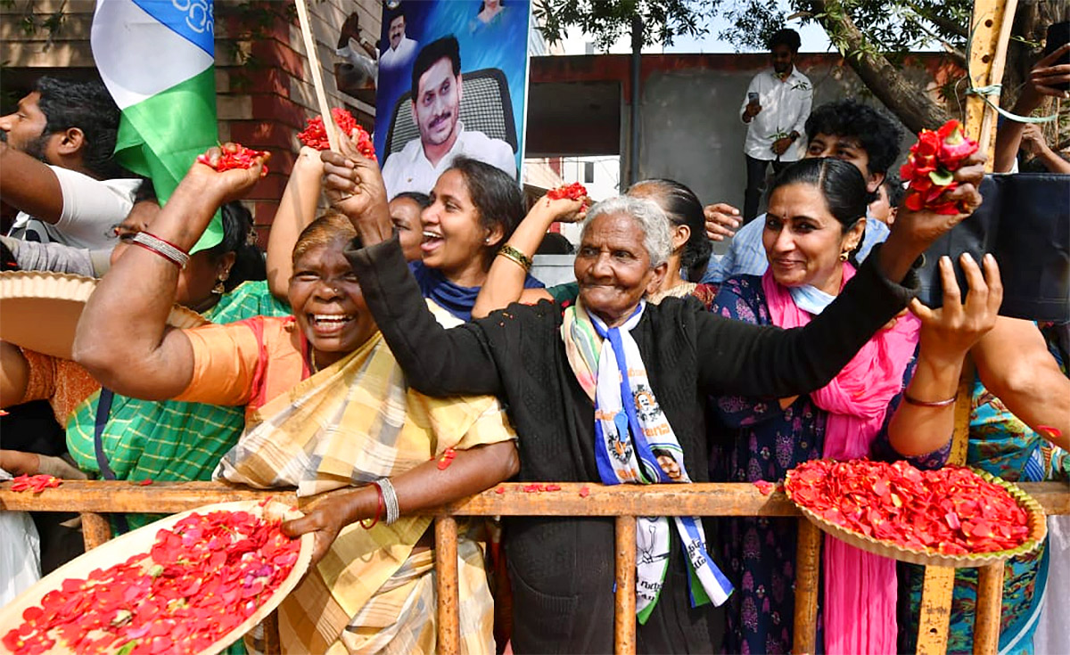 CM YS Jagan Attends YSR Pension Kanuka Program In Kakinada - Sakshi28