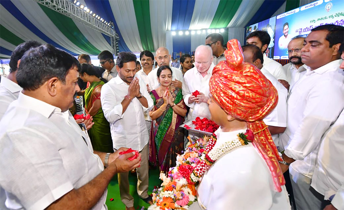 CM YS Jagan Attends YSR Pension Kanuka Program In Kakinada - Sakshi9