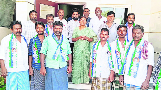 అట్లూరు: వైఎస్సార్సీసీలో చేరిన వారితో ఎమ్మెల్యే డాక్టర్ సుధ1